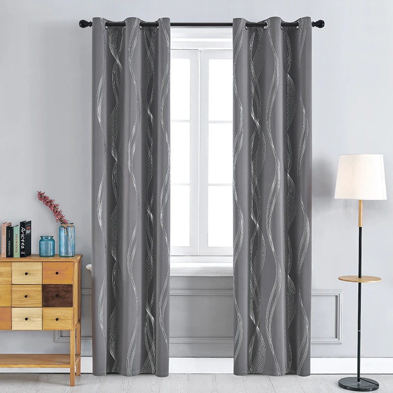Vue frontale d’un rideau gris à motifs ondulés blancs installé dans un salon moderne avec une commode en bois, une lampe sur pied et une fenêtre blanche.