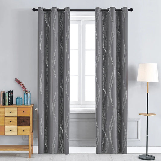 Vue frontale d’un rideau gris à motifs ondulés blancs installé dans un salon moderne avec une commode en bois, une lampe sur pied et une fenêtre blanche.