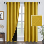Rideaux très occultants couleur jaune or installés sur une tringle noire, avec doublure noire intérieure pour une isolation lumineuse optimale. Design élégant avec tissu texturé et accroches à œillets pour fenêtre standard.