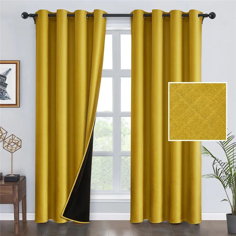 Rideaux très occultants couleur jaune or installés sur une tringle noire, avec doublure noire intérieure pour une isolation lumineuse optimale. Design élégant avec tissu texturé et accroches à œillets pour fenêtre standard.