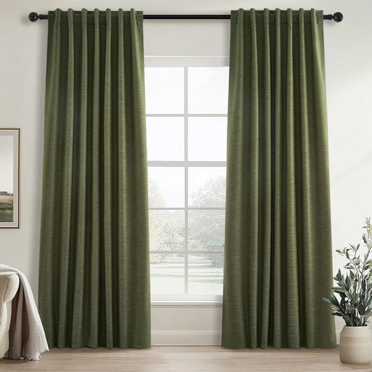 Rideaux occultants verts suspendus devant une grande fenêtre, apportant une touche naturelle et chaleureuse à un salon lumineux avec un sol en bois clair et une décoration végétale.