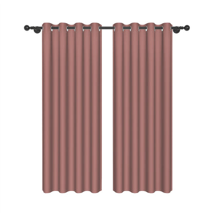 Ensemble de deux rideaux occultants vieux rose à œillets, présenté sur fond blanc, idéal pour bloquer la lumière dans une chambre ou un salon.
