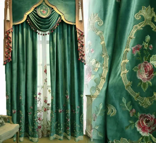 Ensemble de rideaux vert bouteille avec motifs floraux et cantonnière assortie, dans un style classique luxueux.