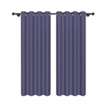 Paire de rideaux violet foncé à œillets métalliques, présentée sur fond blanc, idéale pour une ambiance moderne et élégante.
