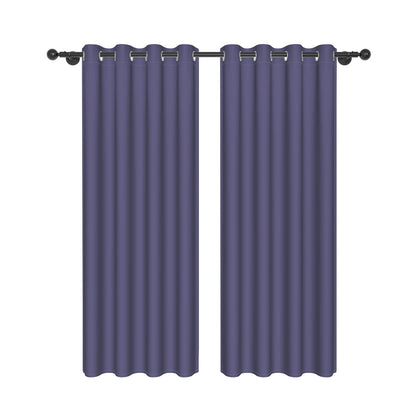 Paire de rideaux violet foncé à œillets métalliques, présentée sur fond blanc, idéale pour une ambiance moderne et élégante.