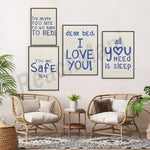 L'image représente un coin de chambre avec deux fauteuils en rotin et des encadrés muraux avec des messages humoristiques sur le sommeil et le coucher.