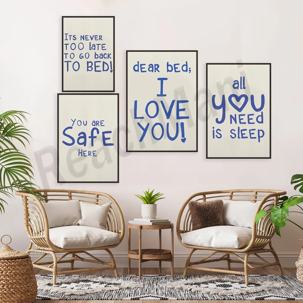 L'image représente un coin de chambre avec deux fauteuils en rotin et des encadrés muraux avec des messages humoristiques sur le sommeil et le coucher.