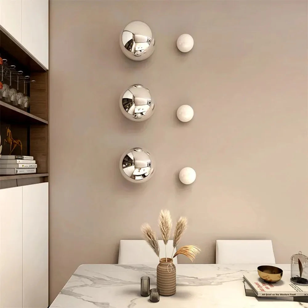 décoration murale moderne sphères miroitantes argentées orange blanches fixations muralesintérieur chambre salon