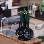 accessoires cuisine miniature suspendues ensemble cuillères spatules moderne noir blanc vert opaques