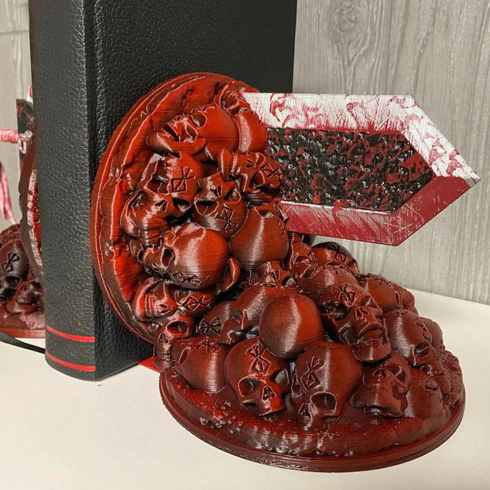 Détail du motif Dragon Slayer en résine