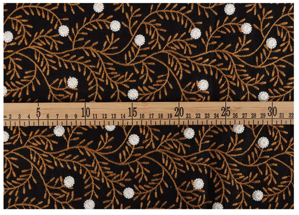 tissu brodé motifs floraux noir marron doré blanc respectueux environnement traditionnel 125cm large