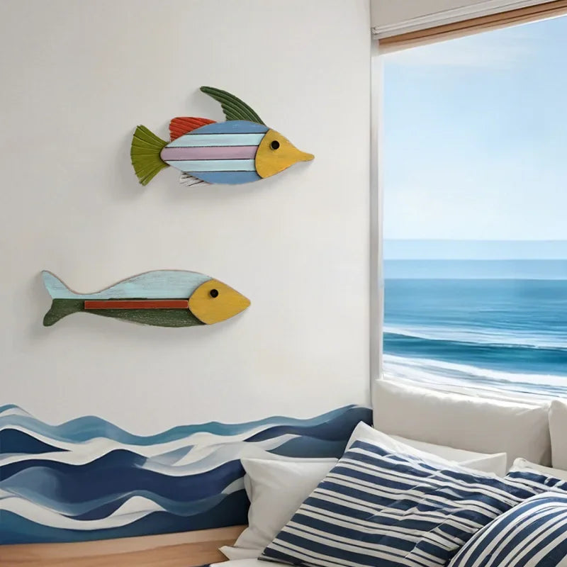 décoration murale poissons bois couleurs vives artisanal thème océan vintage
