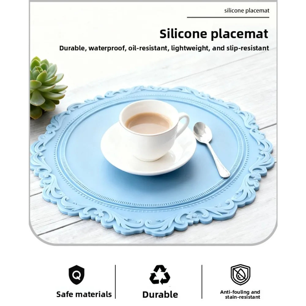 tapis table blanc fleurs bleues bordure dentelée classique baroque vaisselle antidérapant PVC