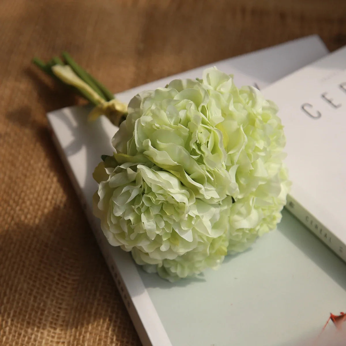 bouquet pivoines artificielles soie rose pâle blanc decoration mariage intérieur classique