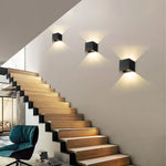 Installation de l'applique murale LED le long d'un escalier