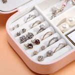 boîte bijoux portable cuir velours beige rose bleu marine moderne élégant boucles oreilles colliers