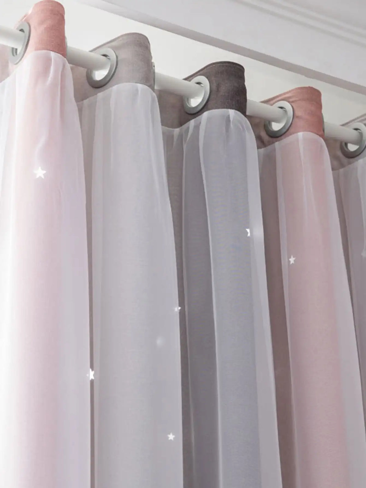 rideau moderne rose clair gris étoiles blanches polyester translucide anneaux métalliques chambre salon