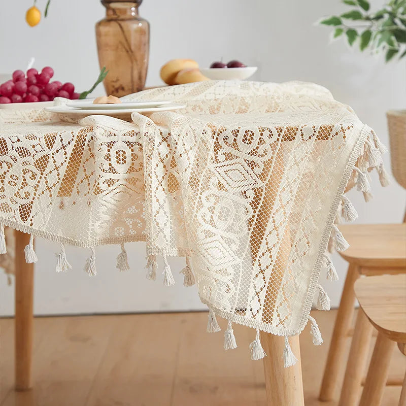 nappe rectangulaire beige dentelle fine motifs géométriques vintage tassellets blancs table hiver printemps été