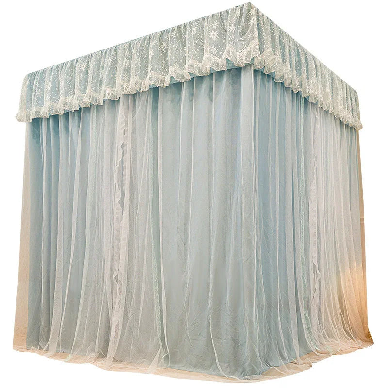 Un lit à baldaquin avec des rideaux en dentelle bleu-vert, créant un environnement intime et romantique.