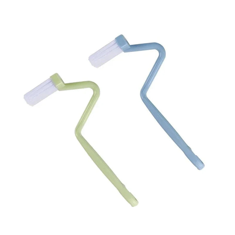 brosse toilette incurvée poignée bleue verte rose fixations pratiques utilitaires salle bains