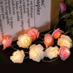 Guirlande lumineuse rose sur un mur blanc