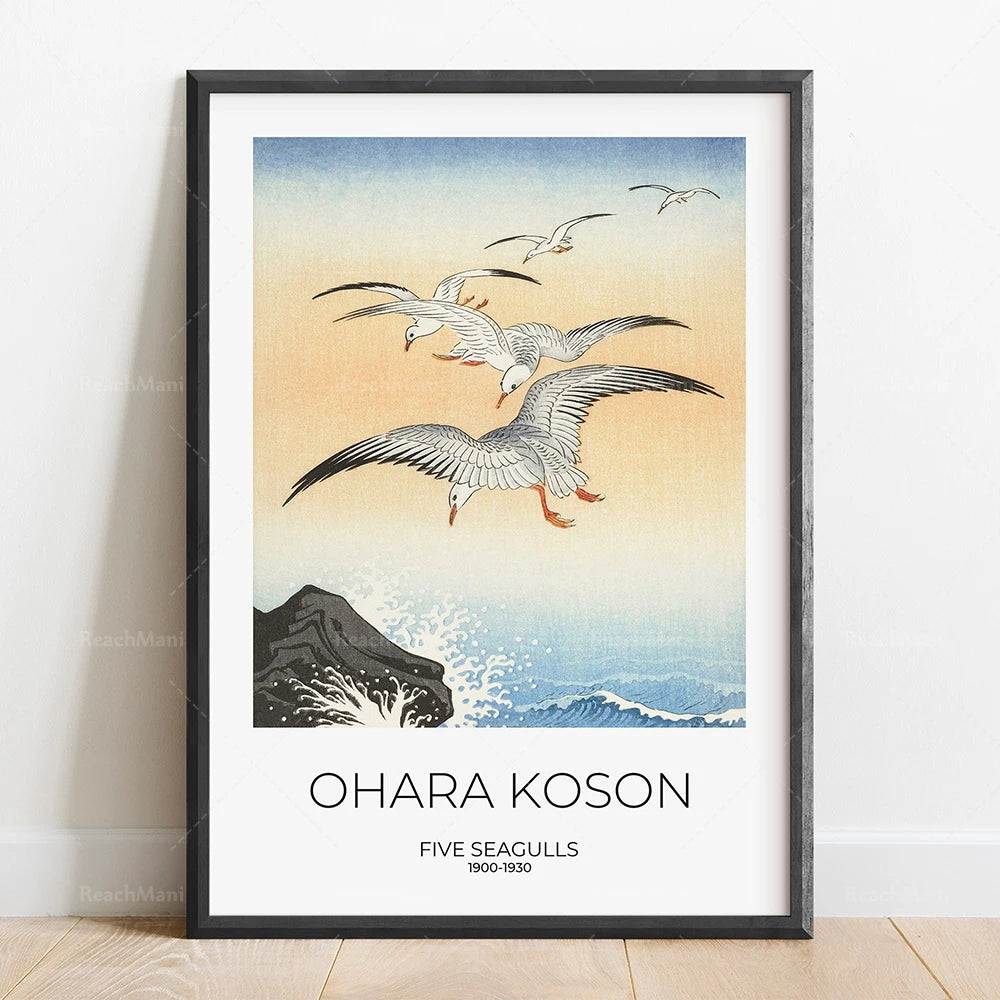 Une scène représentant une bande de mouettes survolant une mer agitée, dans un style traditionnel japonais. L'image est encadrée et attribue l'œuvre à l'artiste Ohara Koson.