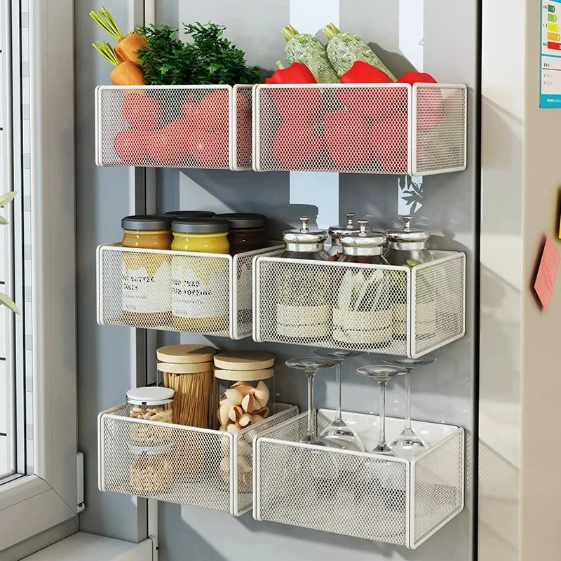 paniers rangement blanc noir maille métallique adhésif moderne réfrigerateur comptoir cuisine