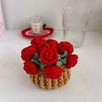 panier fleurs crocheté coussin table roses artisanal rouge vert blanc