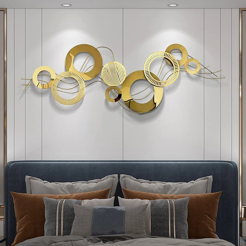 Détail de la finition dorée sur la décoration murale en métal