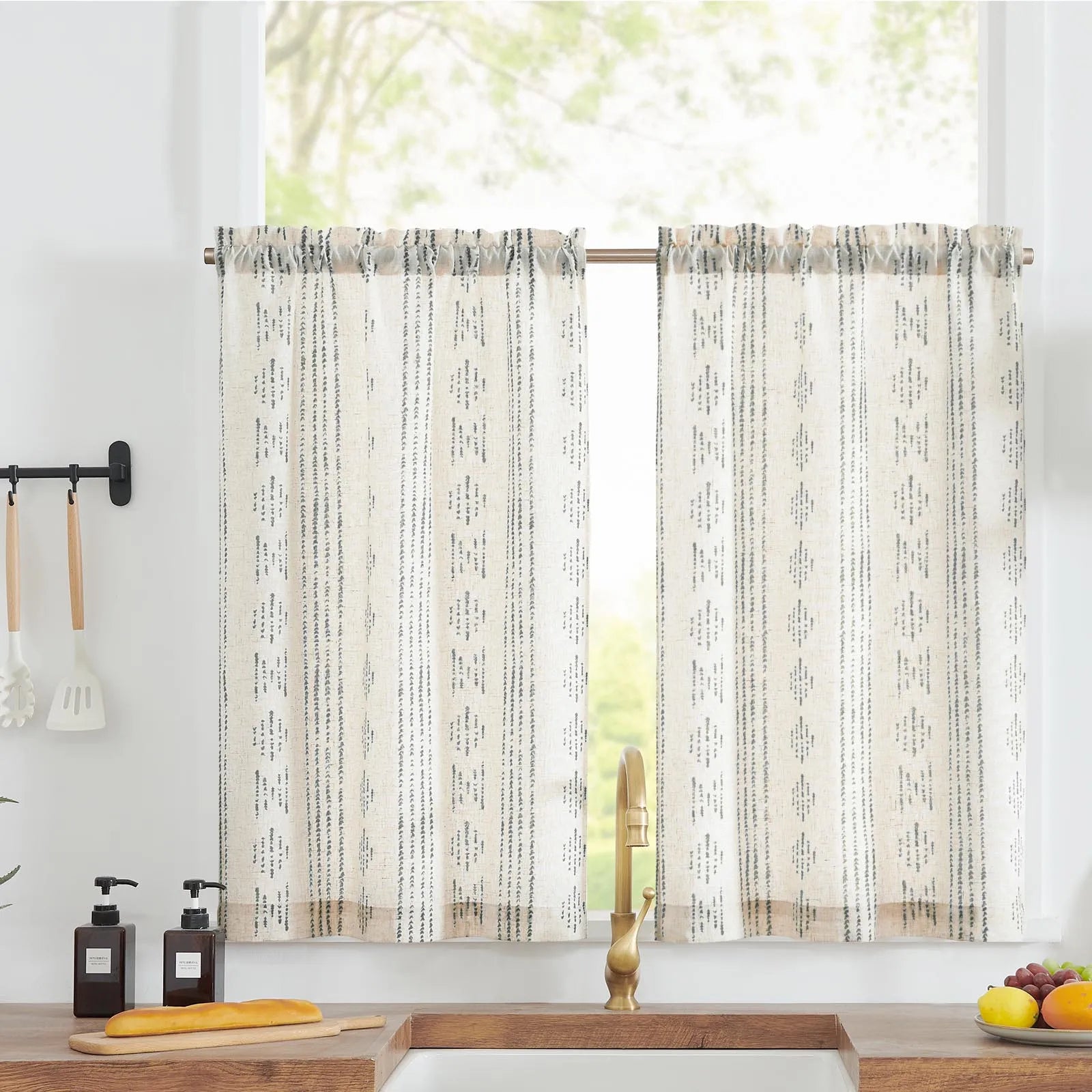 Rideaux légers à motifs géométriques pour cuisine, apportant une touche élégante et moderne à votre espace. Ces panneaux décoratifs embellissent les fenêtres tout en laissant passer la lumière naturelle, idéal pour créer une ambiance chaleureuse dans votre intérieur. Parfaits pour une décoration contemporaine et minimaliste.