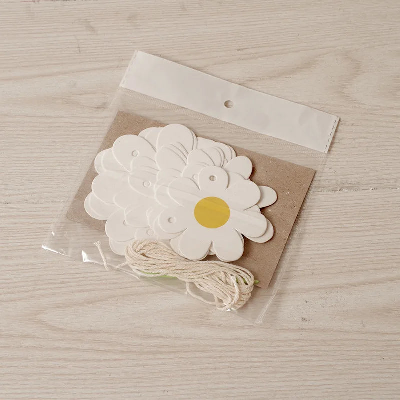 guirlande fleurs anniversaire mariage blanc jaune simple décoration minimaliste océillets inclusion ruban protection