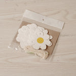 guirlande fleurs anniversaire mariage blanc jaune simple décoration minimaliste océillets inclusion ruban protection