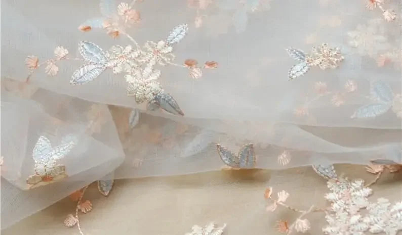 tissu dentelle brodée fleurs papillons blanc rouge rose vert clair translucide broderie fine mariage