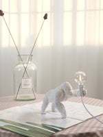 lampe poser moderne or noir ampoule led texture gorille animalier tringle câble noir