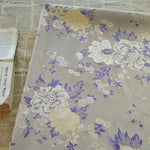 tissu brocart polyester floral motifs pivoines beige jaune violet classique satiné coudre robe