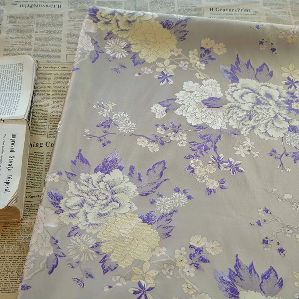 tissu brocart polyester floral motifs pivoines beige jaune violet classique satiné coudre robe