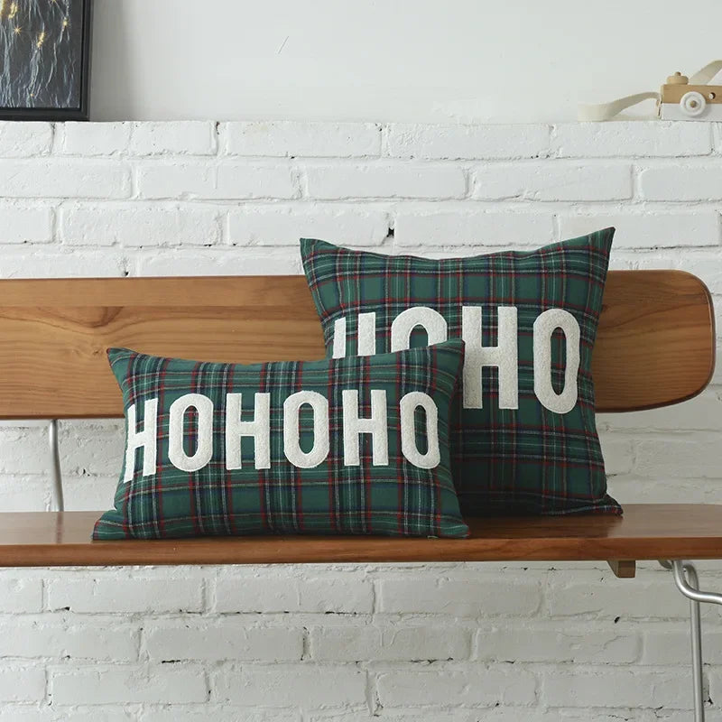 coussins brodés motif tartan vert rouge hoho joy noël decoration intérieure vintage moderne