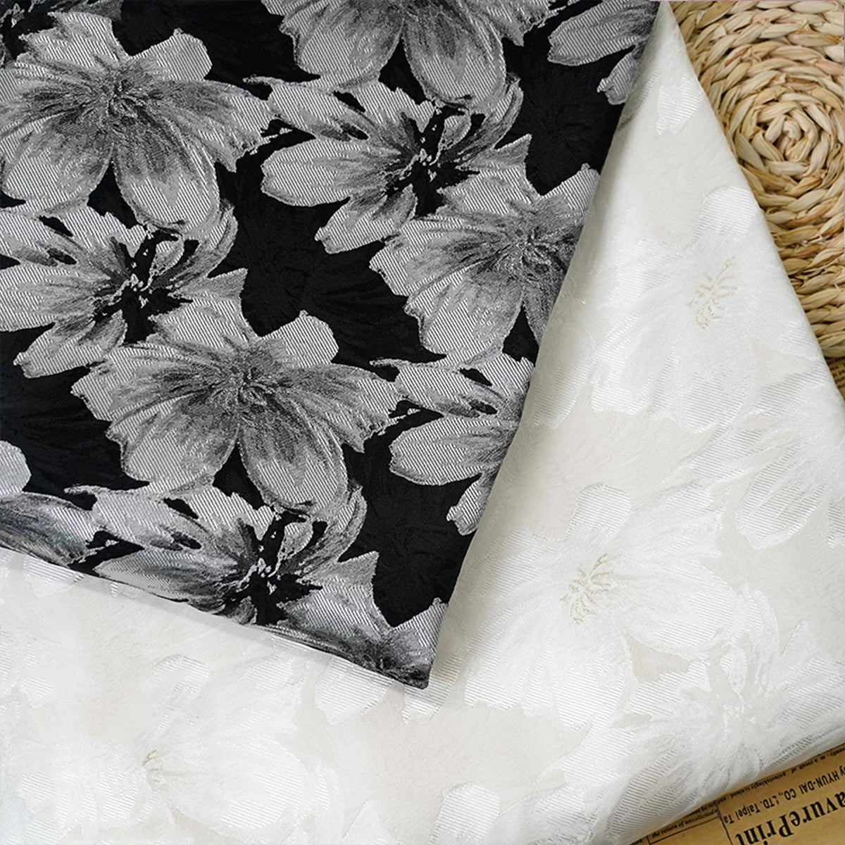 tissu polyester jacquard motifs floraux grands fleurs texturés noir blanc semi transparents décoration printemps