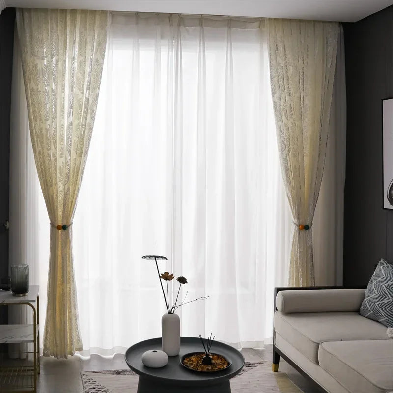 rideau classique brodé motif floral beige gris clair élégant salon chambre fenêtre maison