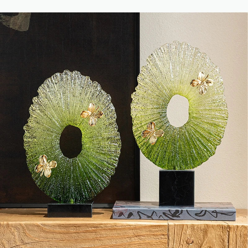 sculpture décorative moderne papillon vert doré motifs floraux contemporaine élégante base noire
