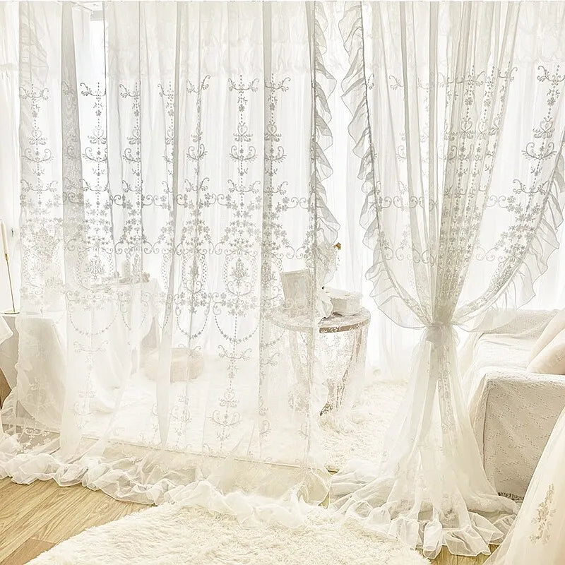 Rideaux élégants blancs avec motif floral délicat, apportant une touche romantique à la décoration intérieure. Parfaits pour créer une ambiance lumineuse et raffinée dans le salon ou la chambre. Installation facile avec design sophistiqué.