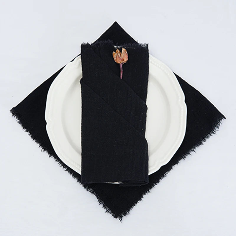 Une élégante nappe noir rehaussée d'une délicate touche florale, créant une ambiance sophistiquée sur la table.