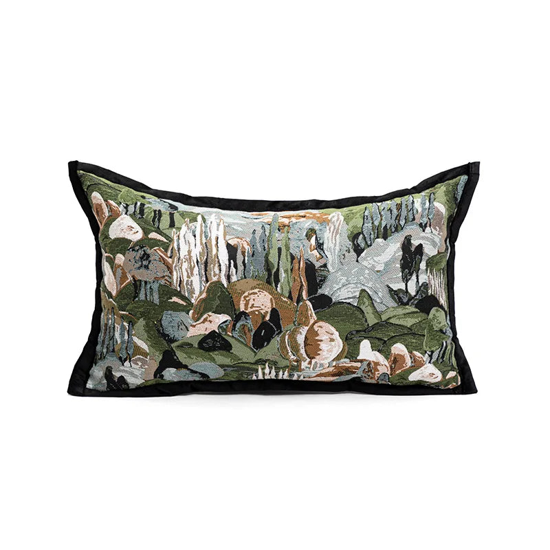 Coussin décoratif représentant un paysage forestier fantastique avec des champignons et des créatures mythiques.