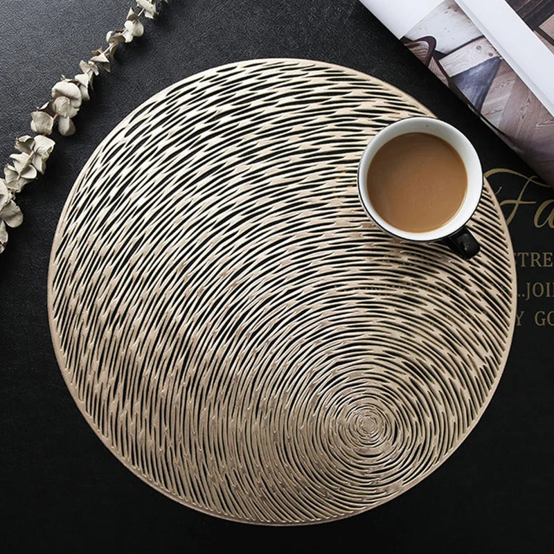 Vue de dessus des sets de table en formes irrégulières (octogone, rond, feuille)