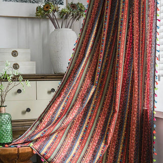 rideau bohème géométrique semi transparent couleurs vives pompons ornements tissu naturel ethnique decoration salon