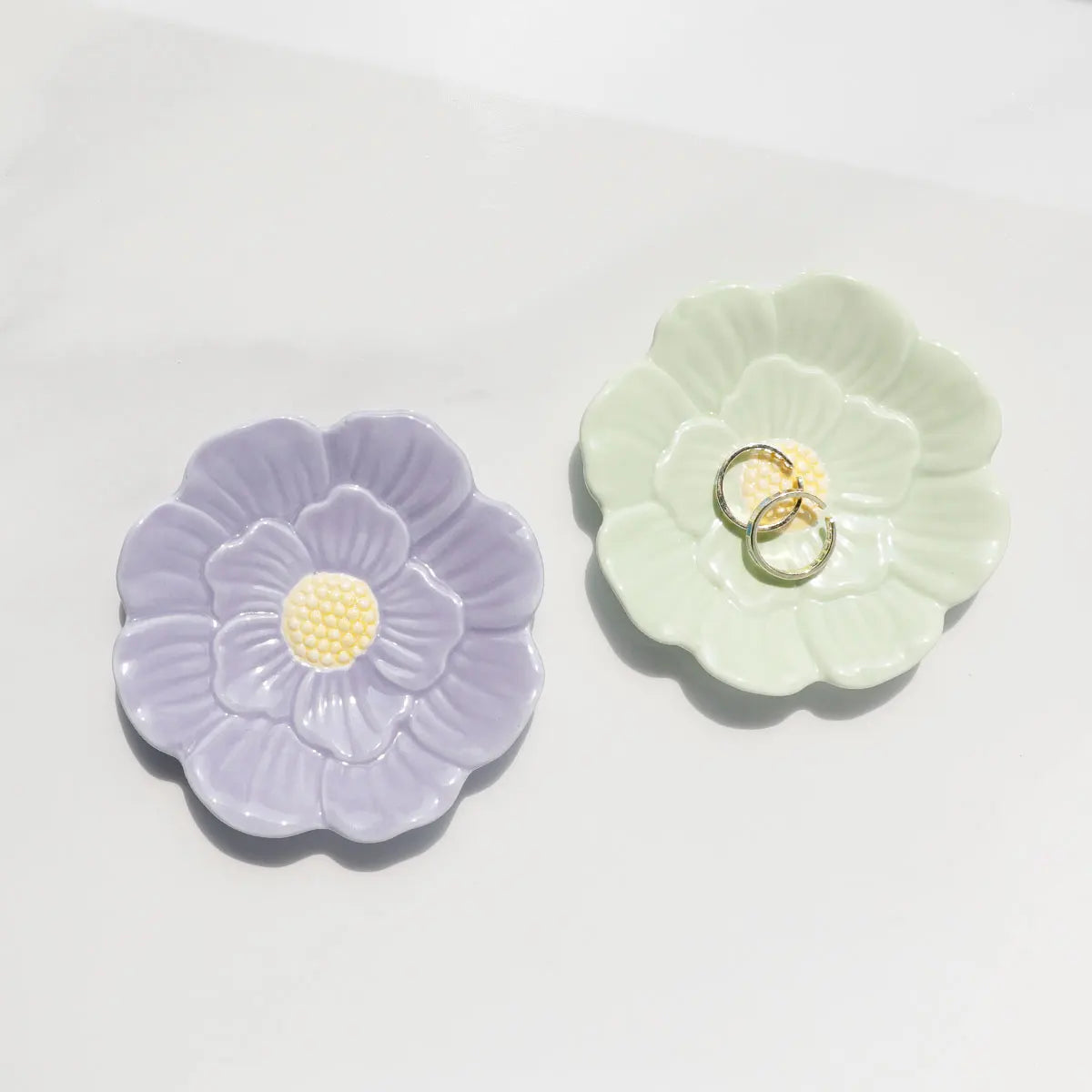 assiettes décoratives modernes fleurées vert blanc rose clair relief opalescent bijoux présentation plateau