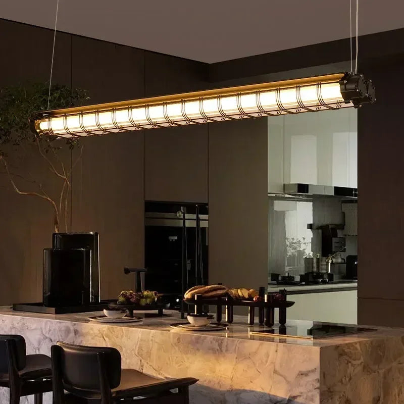 lampe suspendue moderne or noir grille métallique chaînes flux lumineux salon