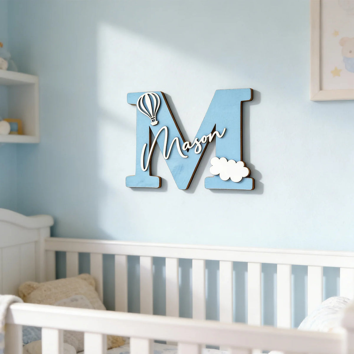 plaque décorative lettre bois gravure laser nuages montgolfière moderne enfantin bleu clair rose pâle