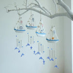 mobile mural thème marin bateaux dauphins élément nautiques blanc bleu beige modernes fixations