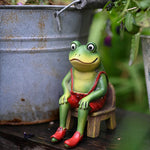 statue grenouille verte banc bois grenouille chaussures rouges deco jardin pastel fantaisiste